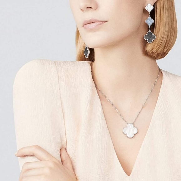 Ella's Clover Shaped Earrings - Picture 6 of 7